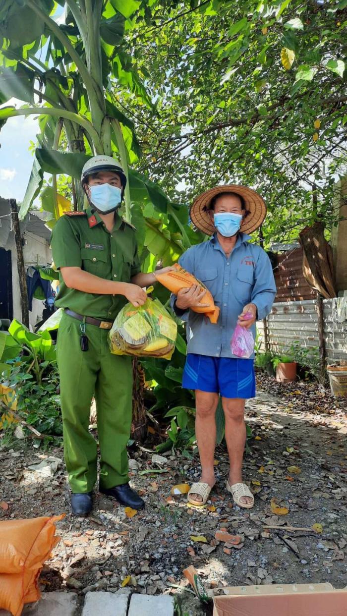 Trao quà đến người dân ở P.Phước Long A, P.Long Phước (ngày 17/09/2021)